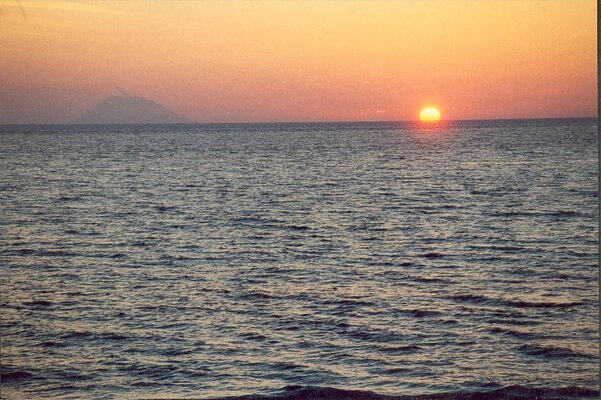 Stromboli mit Sonnenuntergang 2000.jpg